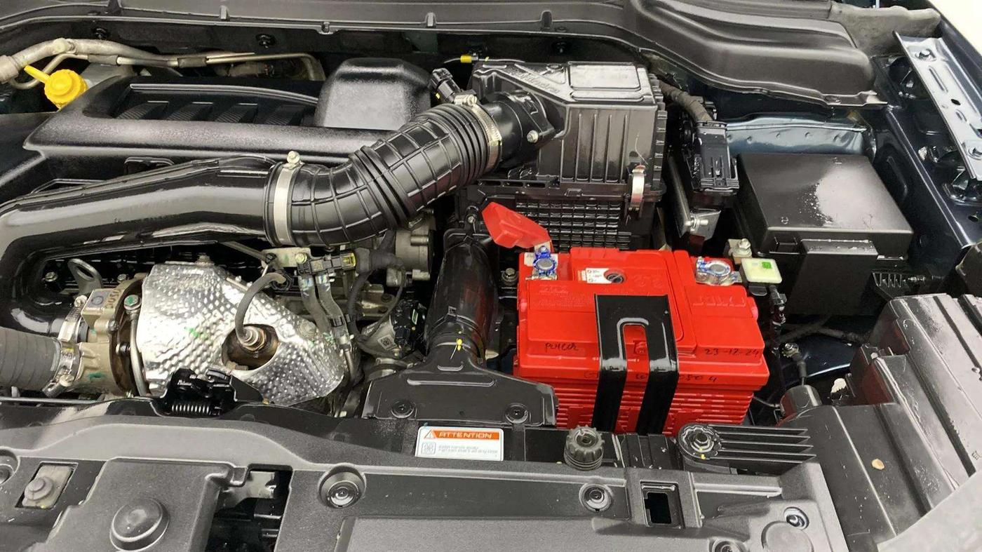 2023 Mahindra XUV300 W8 (O) 1.5 DIESEL AMT DUAL TONE, Diesel, Automatic, 48,093 km, Engine View - Left