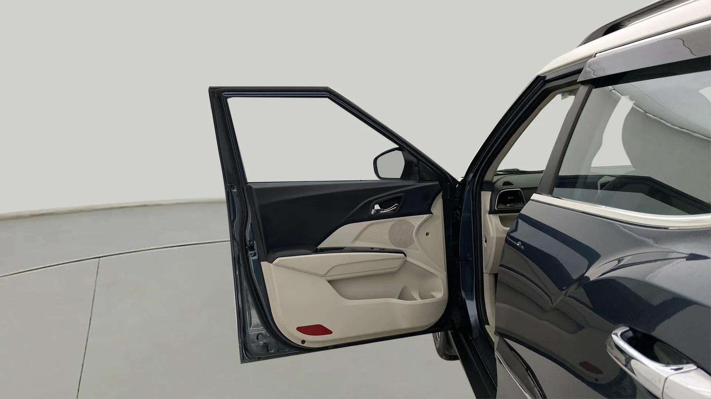 2023 Mahindra XUV300 W8 (O) 1.5 DIESEL AMT DUAL TONE, Diesel, Automatic, 48,093 km, LHS Front Door