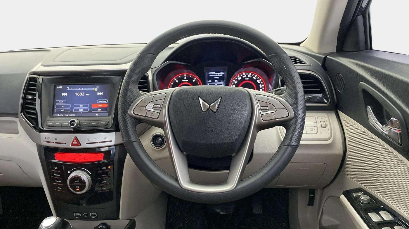 2023 Mahindra XUV300 W8 (O) 1.5 DIESEL AMT DUAL TONE, Diesel, Automatic, 48,093 km, Steering Wheel Close Up