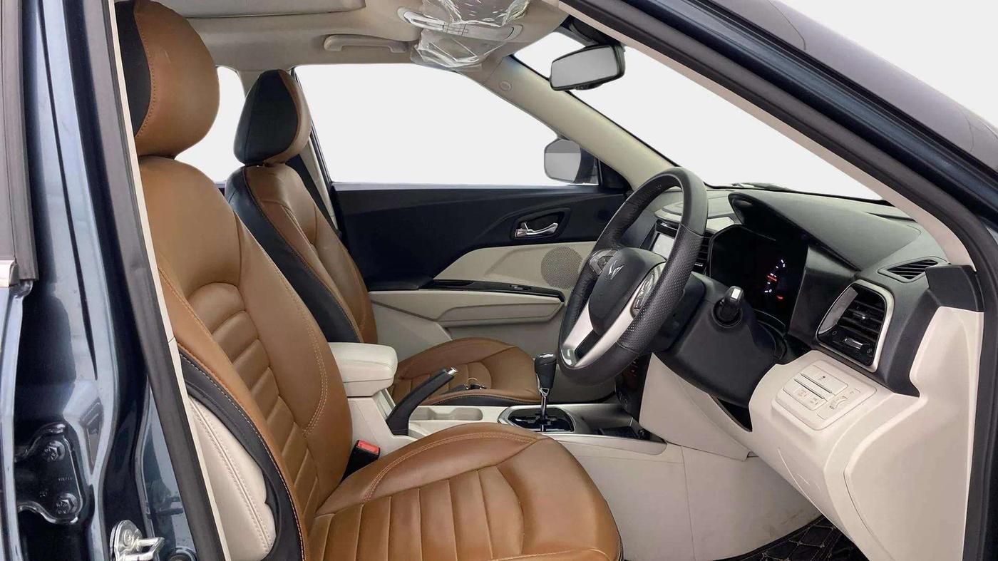 2023 Mahindra XUV300 W8 (O) 1.5 DIESEL AMT DUAL TONE, Diesel, Automatic, 48,093 km, Right Side Front Door Cabin