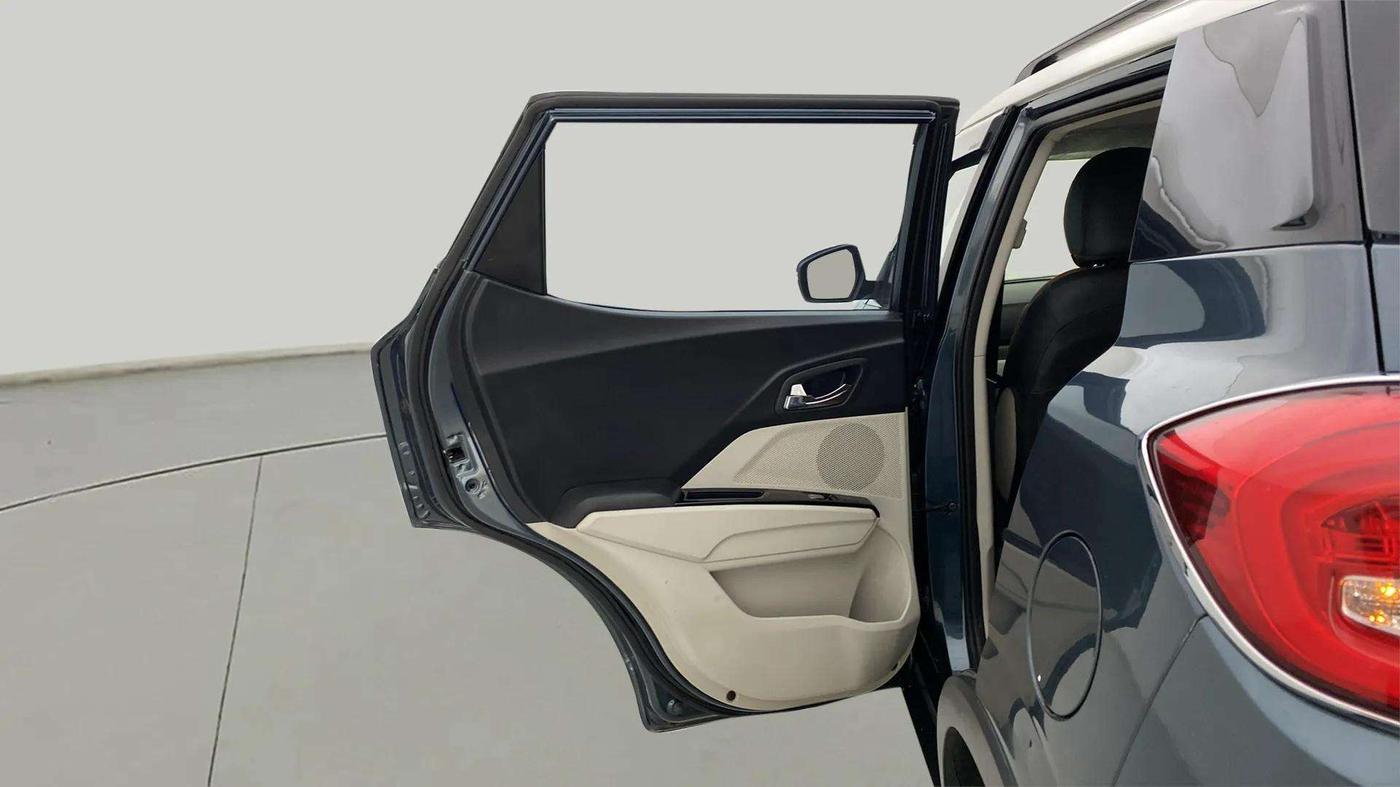 2023 Mahindra XUV300 W8 (O) 1.5 DIESEL AMT DUAL TONE, Diesel, Automatic, 48,093 km, LHS Rear Door