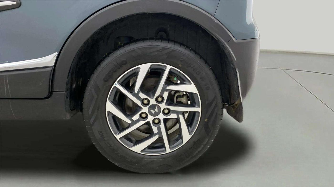 2023 Mahindra XUV300 W8 (O) 1.5 DIESEL AMT DUAL TONE, Diesel, Automatic, 48,093 km, Left Rear Wheel