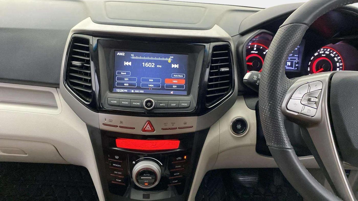2023 Mahindra XUV300 W8 (O) 1.5 DIESEL AMT DUAL TONE, Diesel, Automatic, 48,093 km, Air Conditioner