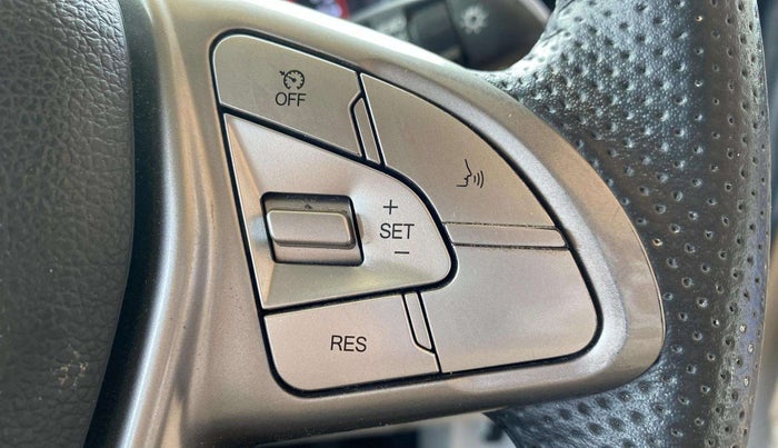 2023 Mahindra XUV300 W8 (O) 1.5 DIESEL AMT DUAL TONE, Diesel, Automatic, 47,979 km, Adaptive Cruise Control