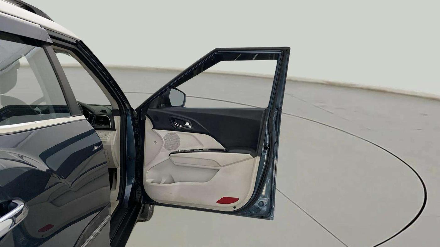2023 Mahindra XUV300 W8 (O) 1.5 DIESEL AMT DUAL TONE, Diesel, Automatic, 48,093 km, RHS Front Door