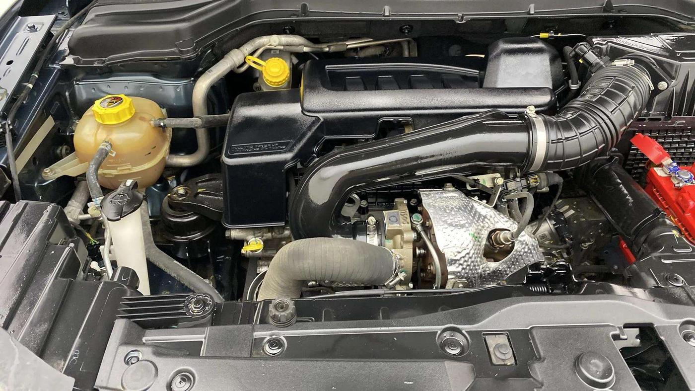 2023 Mahindra XUV300 W8 (O) 1.5 DIESEL AMT DUAL TONE, Diesel, Automatic, 48,093 km, Engine View - Right