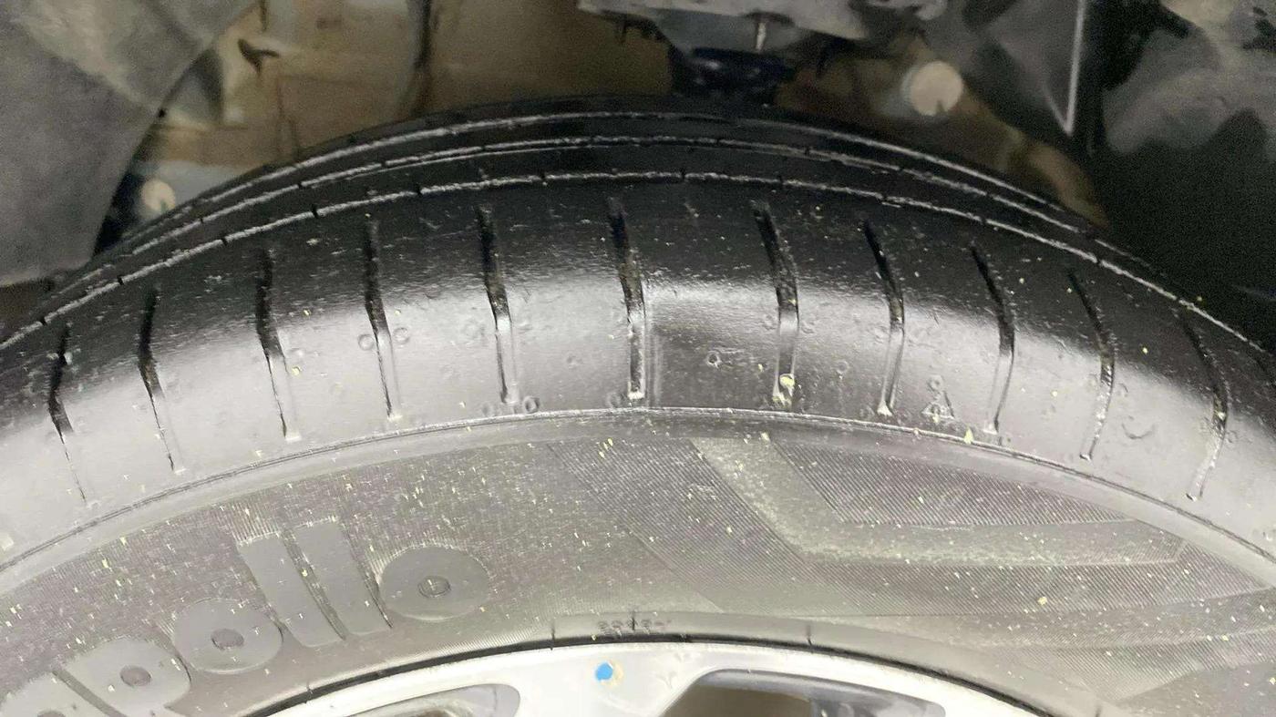 2023 Mahindra XUV300 W8 (O) 1.5 DIESEL AMT DUAL TONE, Diesel, Automatic, 48,093 km, Left Front Tyre Tread