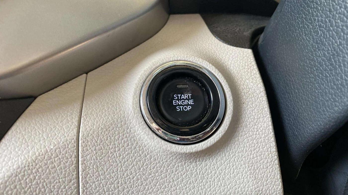 2023 Mahindra XUV300 W8 (O) 1.5 DIESEL AMT DUAL TONE, Diesel, Automatic, 48,093 km, Keyless Start/ Stop Button