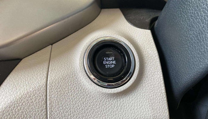 2023 Mahindra XUV300 W8 (O) 1.5 DIESEL AMT DUAL TONE, Diesel, Automatic, 47,979 km, Keyless Start/ Stop Button