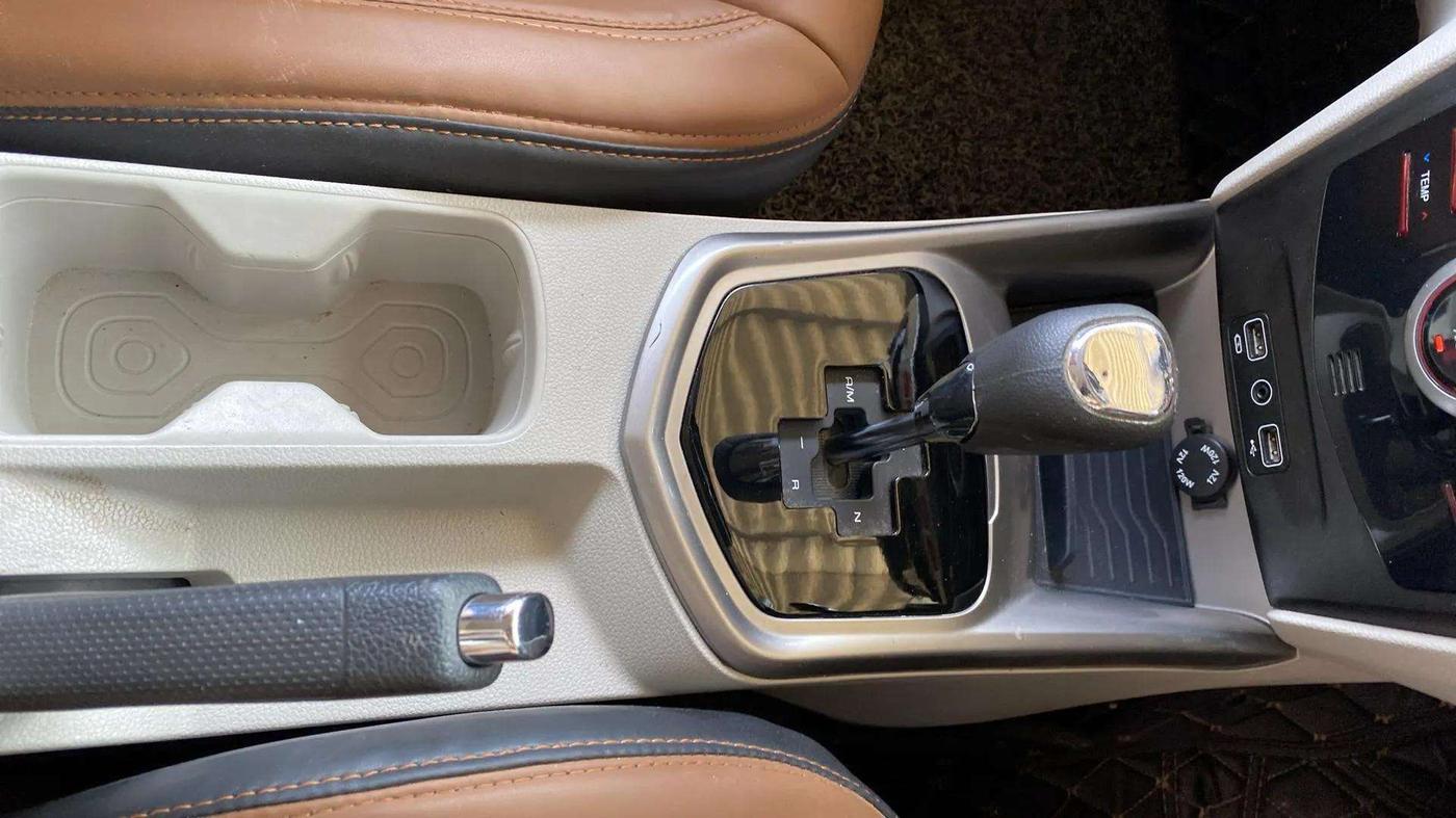 2023 Mahindra XUV300 W8 (O) 1.5 DIESEL AMT DUAL TONE, Diesel, Automatic, 48,093 km, Gear Lever