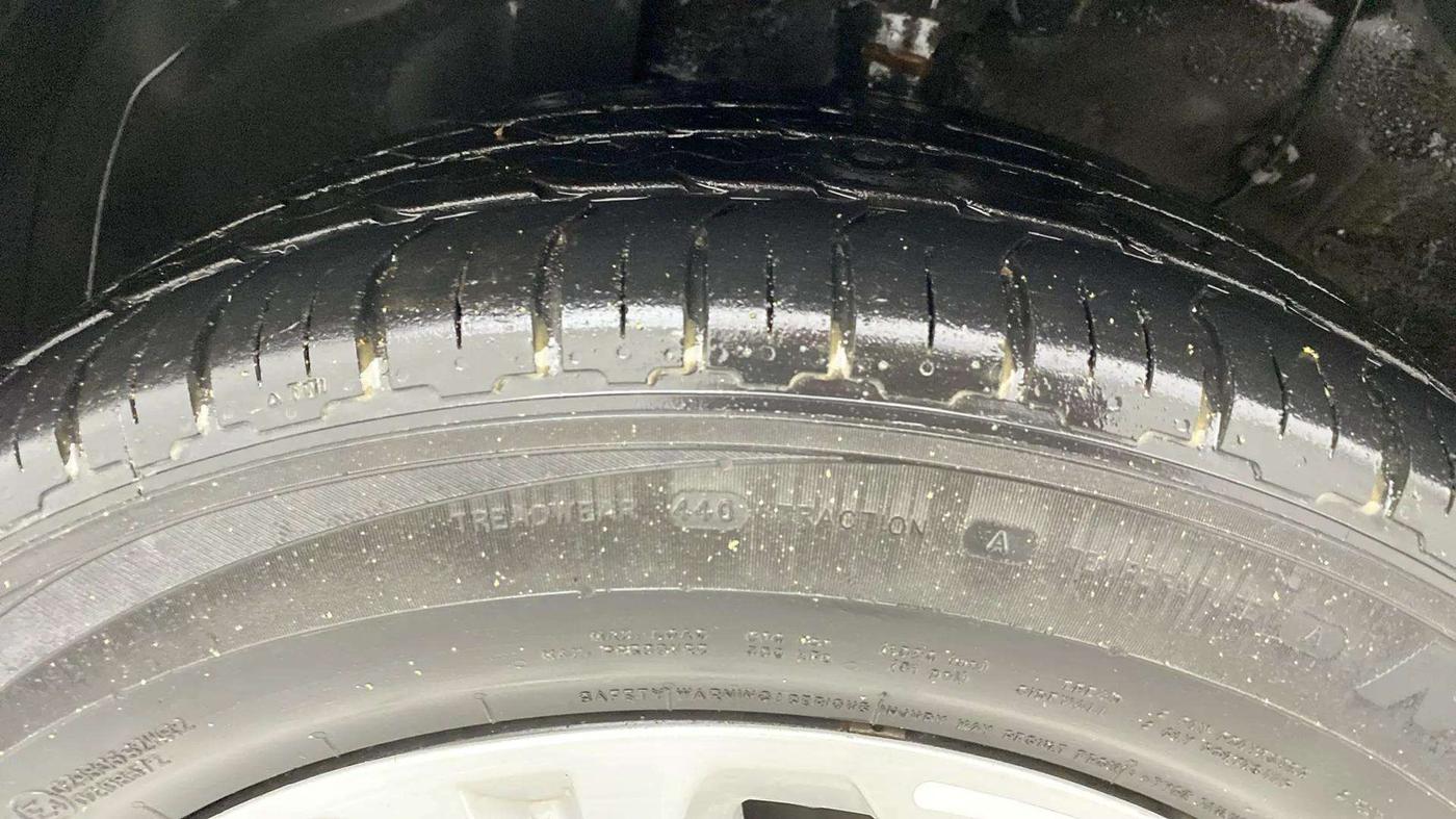 2021 KIA SONET HTX 1.5, Diesel, Manual, 1,00,057 km, Left Front Tyre Tread