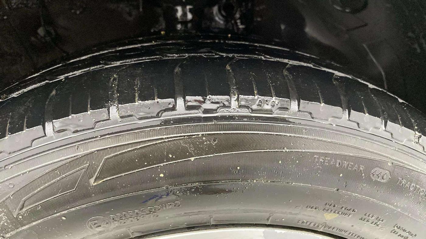 2021 KIA SONET HTX 1.5, Diesel, Manual, 1,00,057 km, Right Front Tyre Tread