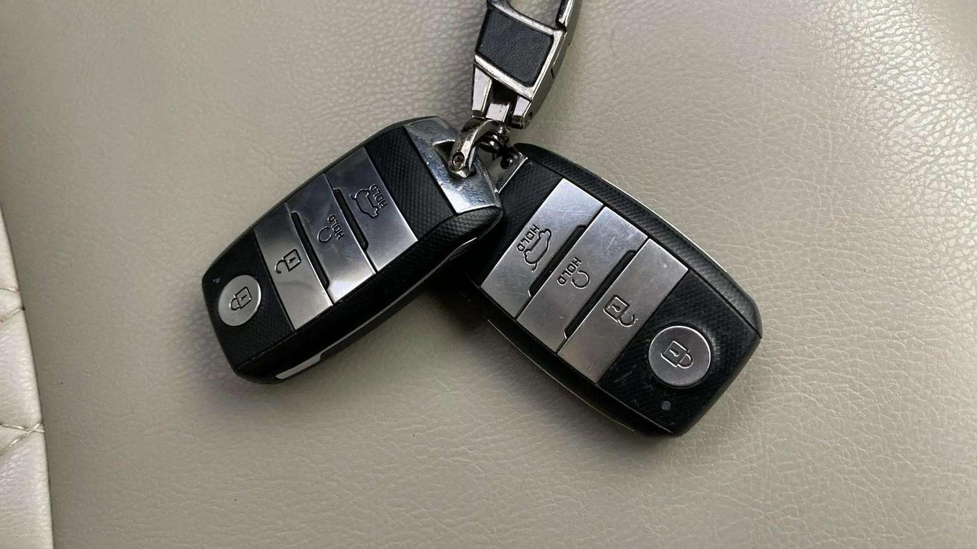 2021 KIA SONET HTX 1.5, Diesel, Manual, 1,00,057 km, Key Close Up