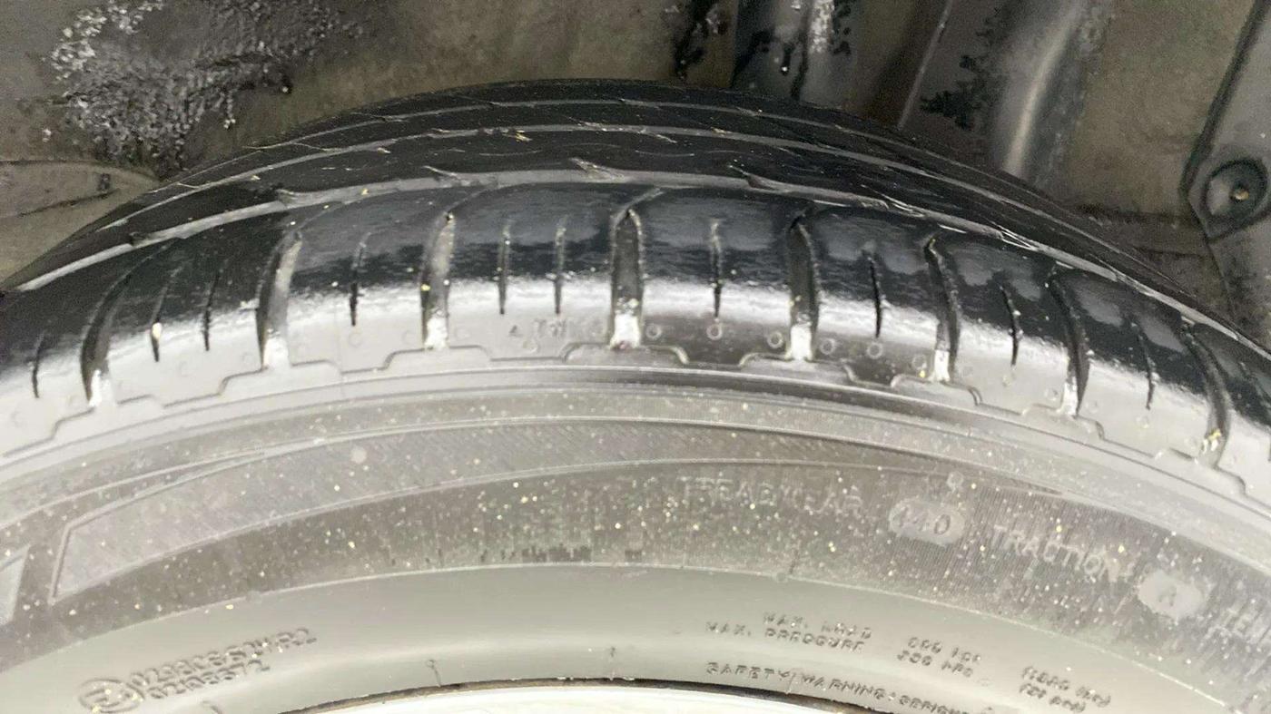 2021 KIA SONET HTX 1.5, Diesel, Manual, 1,00,057 km, Left Rear Tyre Tread