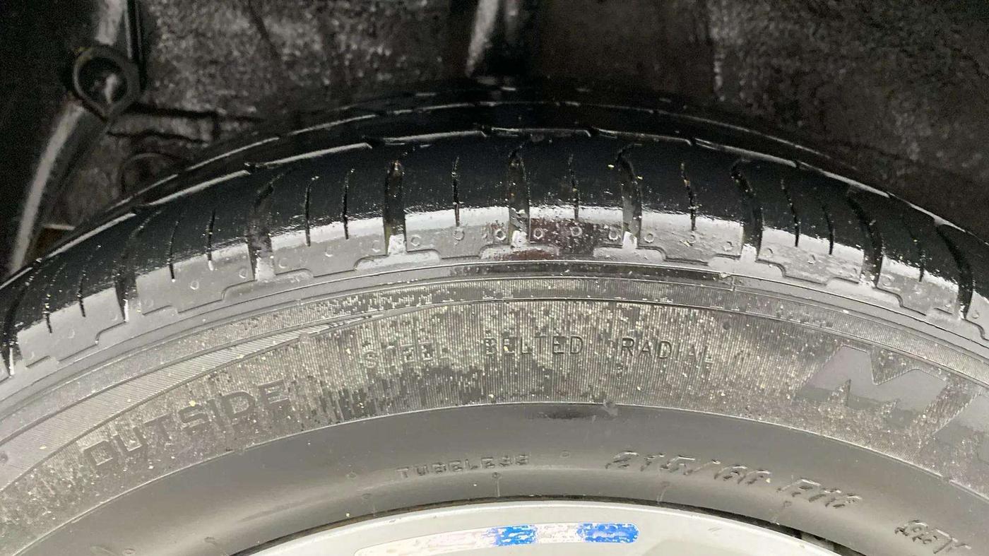 2021 KIA SONET HTX 1.5, Diesel, Manual, 1,00,057 km, Right Rear Tyre Tread
