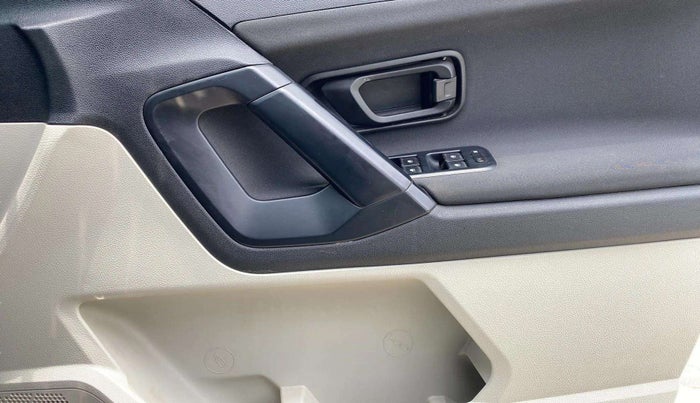 2022 Tata Safari XE, Diesel, Manual, 73,494 km, Driver Side Door Panels Control