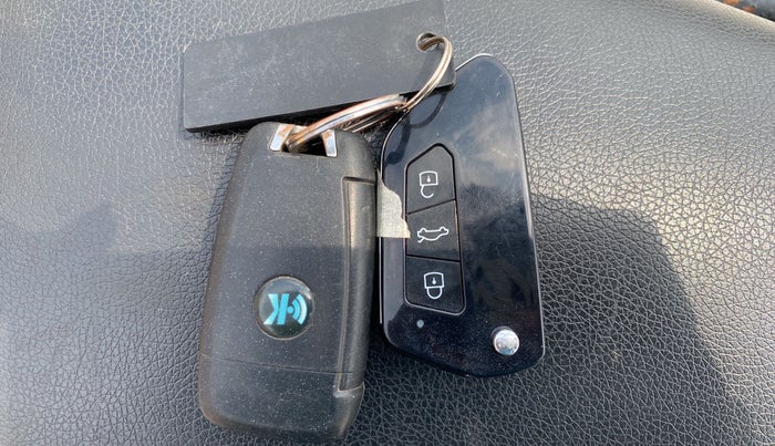 2022 Tata Safari XE, Diesel, Manual, 73,494 km, Key Close Up