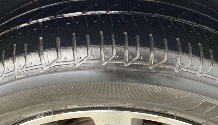 2014 Hyundai Verna FLUIDIC 1.6 VTVT SX OPT, Petrol, Manual, 99,145 km, Right Front Tyre Tread