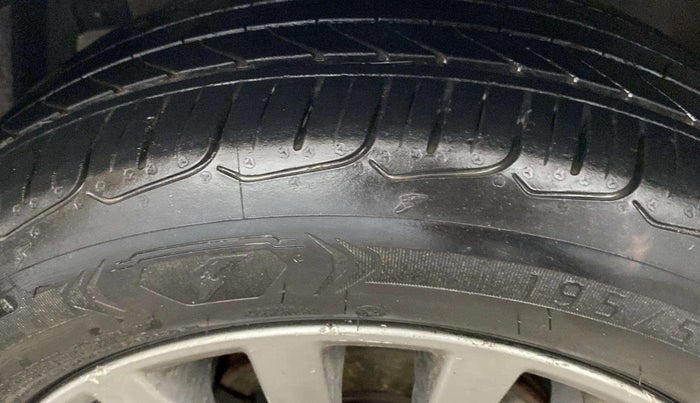 2016 Maruti Ciaz ZXI+ RS, CNG, Manual, 56,033 km, Right Front Tyre Tread