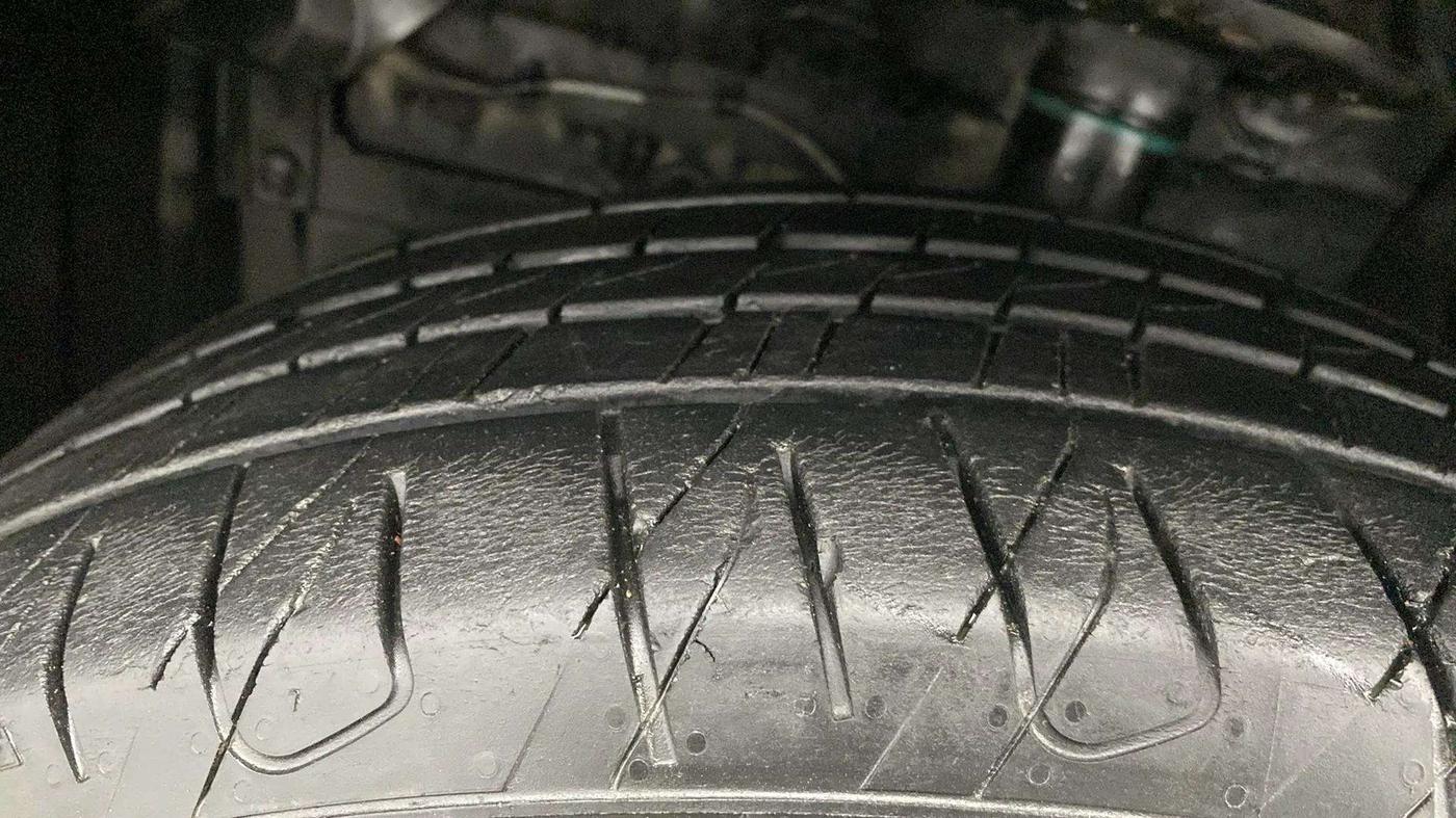 2017 Maruti Vitara Brezza VDI (O), Diesel, Manual, 96,173 km, Left Front Tyre Tread