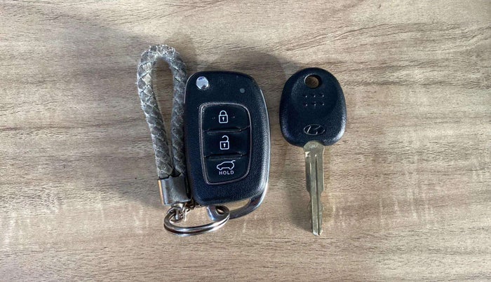 2021 Hyundai VENUE S 1.2, Petrol, Manual, 21,924 km, Key Close Up