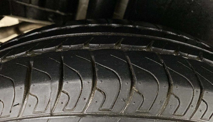 2015 Maruti Swift VXI, Petrol, Manual, 8,216 km, Right Rear Tyre Tread