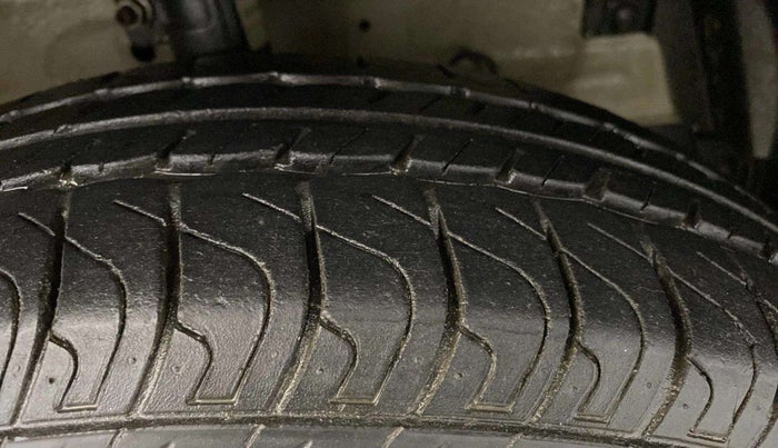 2015 Maruti Swift VXI, Petrol, Manual, 8,216 km, Right Front Tyre Tread