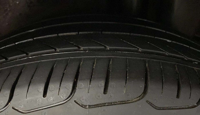 2019 Maruti Ciaz ALPHA  AT 1.5 SHVS PETROL, Petrol, Automatic, 47,834 km, Right Front Tyre Tread