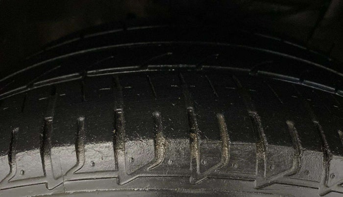 2018 Maruti Ciaz S 1.4 MT PETROL, Petrol, Manual, 98,133 km, Right Front Tyre Tread