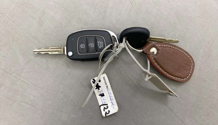 2020 Hyundai VENUE S 1.2, Petrol, Manual, 45,377 km, Key Close Up