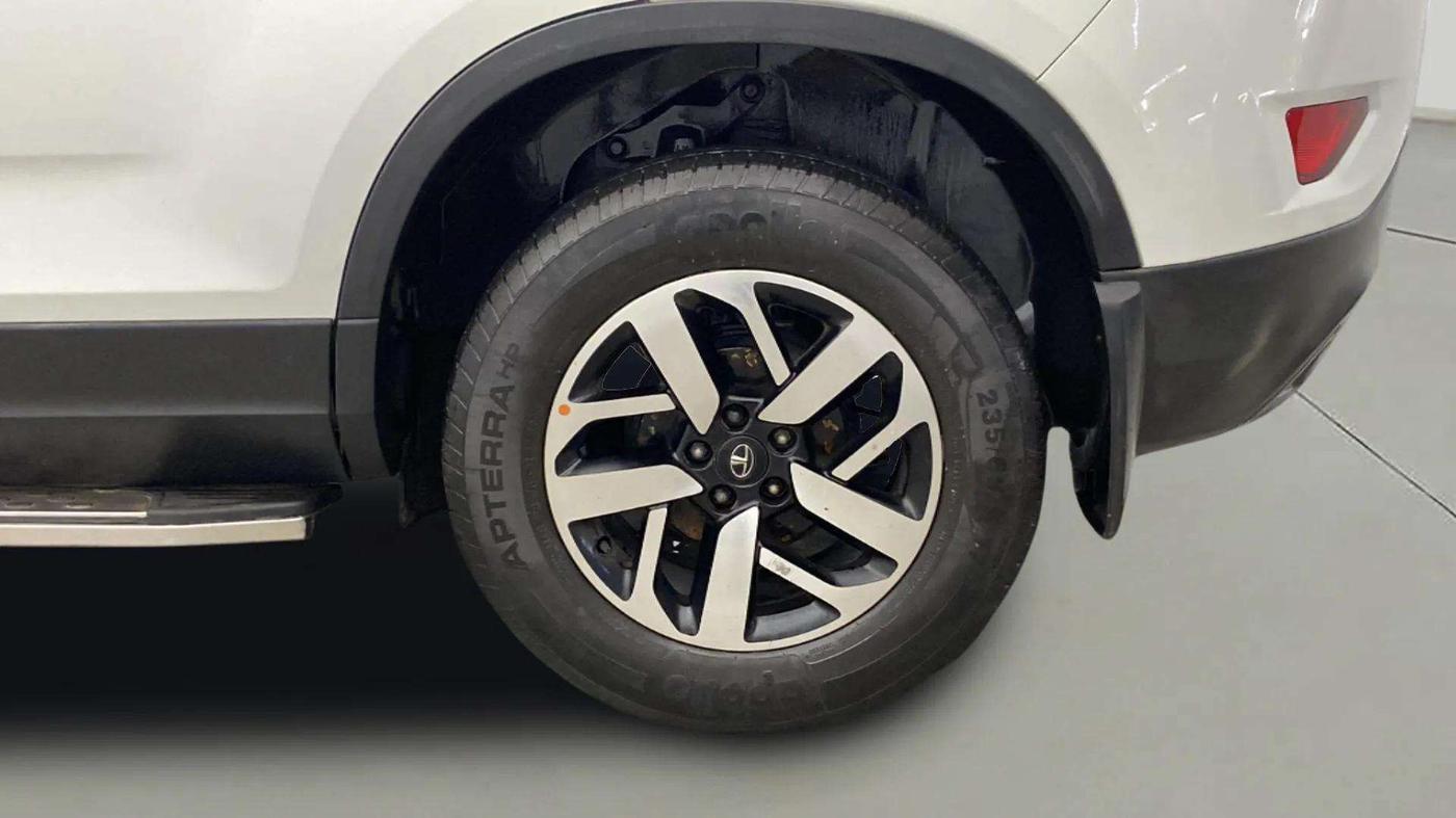 2021 Tata Harrier XZA PLUS 2.0L DUAL TONE, Diesel, Automatic, 44,378 km, Left Rear Wheel