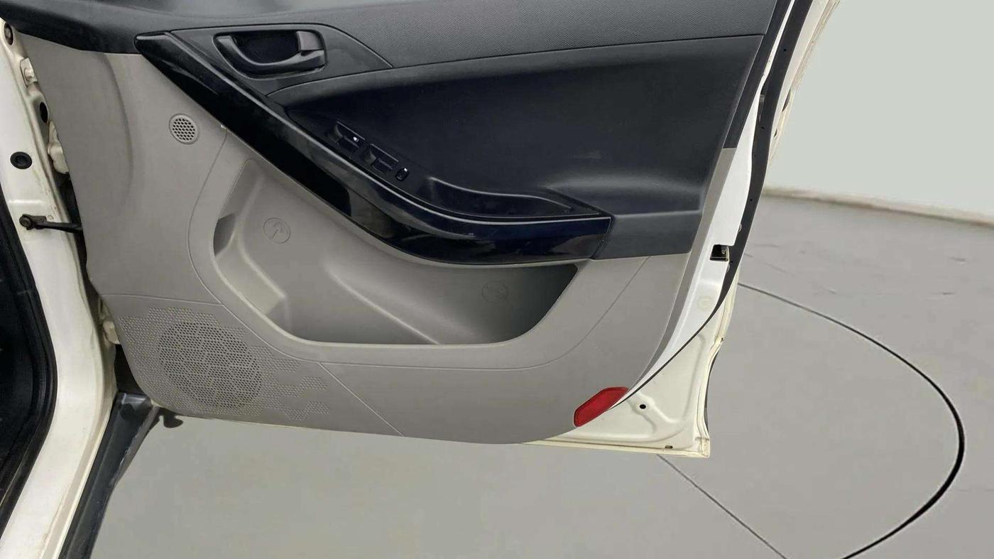 2019 Tata NEXON XMA PETROL, Petrol, Automatic, 94,711 km, Driver Side Door Panels Control