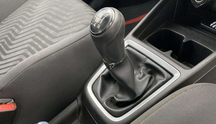 2020 Maruti Swift VXI, Petrol, Manual, 53,668 km, Gear lever - Knob cover torn