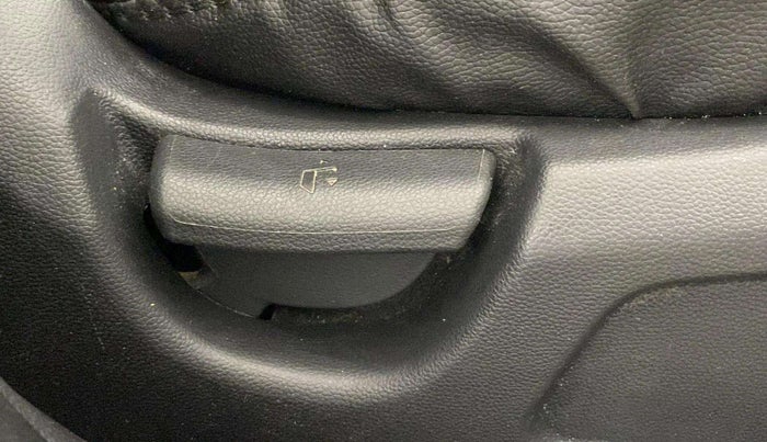 2019 Hyundai Elite i20 MAGNA PLUS 1.2, Petrol, Manual, 76,325 km, Driver Side Adjustment Panel