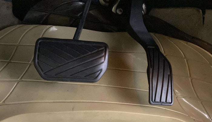 2016 Maruti Ciaz ZXI AT, Petrol, Automatic, 52,426 km, Pedals
