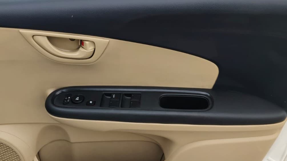 2014 Honda Mobilio 1.5L I-VTEC V, Petrol, Manual, 39,084 km, Driver Side Door Panels Control