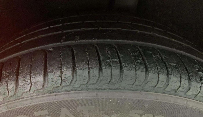 2016 Maruti Baleno ALPHA PETROL 1.2, Petrol, Manual, 48,996 km, Left Rear Tyre Tread