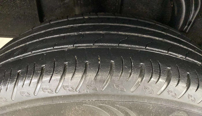2022 Nissan MAGNITE XE, Petrol, Manual, 32,234 km, Right Rear Tyre Tread