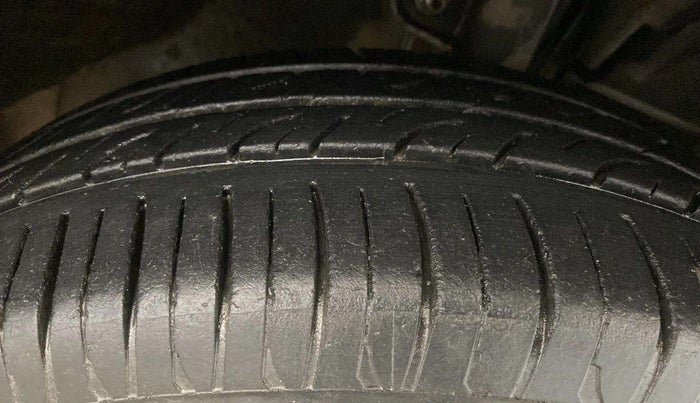 2016 Mahindra Kuv100 K8 6 STR, Petrol, Manual, 38,948 km, Right Front Tyre Tread