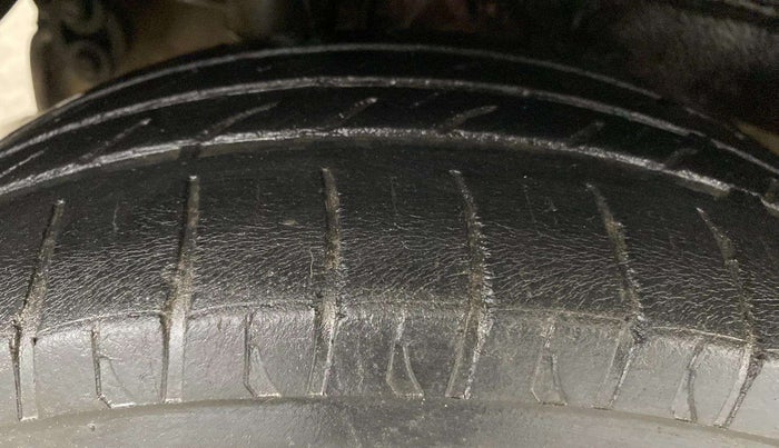 2016 Mahindra Kuv100 K8 6 STR, Petrol, Manual, 38,948 km, Right Rear Tyre Tread