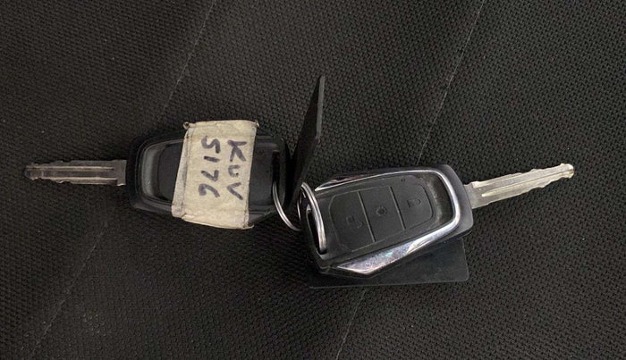 2016 Mahindra Kuv100 K8 6 STR, Petrol, Manual, 38,948 km, Key Close Up