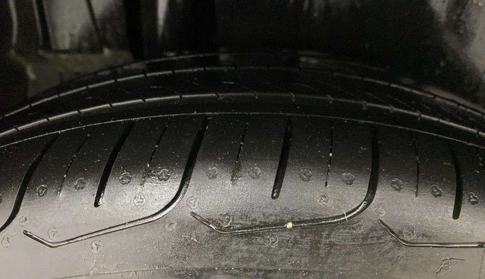 2016 Maruti Ertiga VXI, Petrol, Manual, 64,906 km, Right Rear Tyre Tread