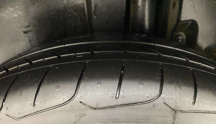2016 Maruti Ertiga VXI, Petrol, Manual, 64,906 km, Left Rear Tyre Tread