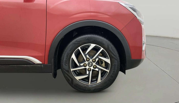 2022 Mahindra XUV300 W8 (O) 1.2 PETROL AMT DUAL TONE, Petrol, Automatic, 30,021 km, Right Front Wheel