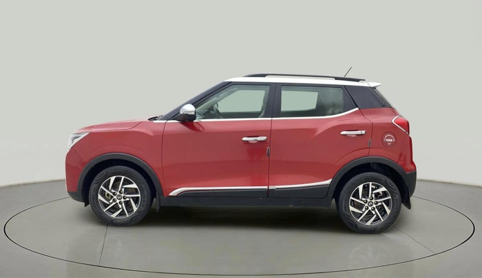 2022 Mahindra XUV300 W8 (O) 1.2 PETROL AMT DUAL TONE, Petrol, Automatic, 30,021 km, Left Side