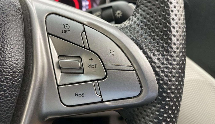 2022 Mahindra XUV300 W8 (O) 1.2 PETROL AMT DUAL TONE, Petrol, Automatic, 30,021 km, Adaptive Cruise Control