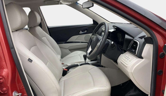 2022 Mahindra XUV300 W8 (O) 1.2 PETROL AMT DUAL TONE, Petrol, Automatic, 30,021 km, Right Side Front Door Cabin