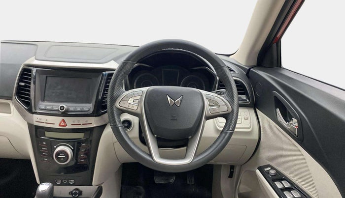 2022 Mahindra XUV300 W8 (O) 1.2 PETROL AMT DUAL TONE, Petrol, Automatic, 30,021 km, Steering Wheel Close Up