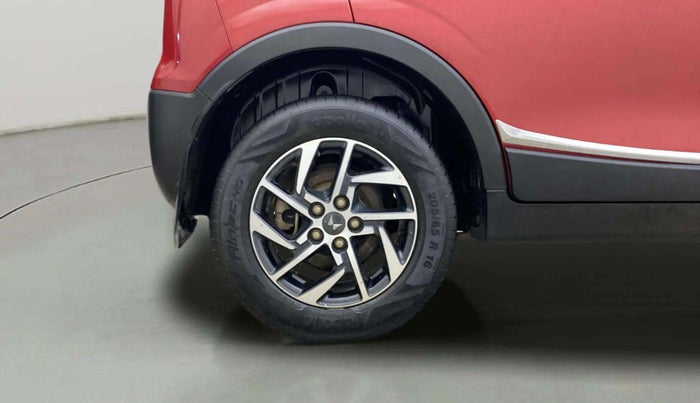 2022 Mahindra XUV300 W8 (O) 1.2 PETROL AMT DUAL TONE, Petrol, Automatic, 30,021 km, Right Rear Wheel
