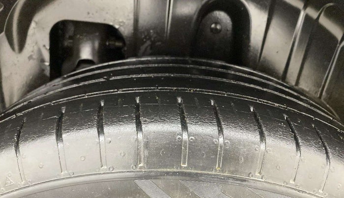 2022 Mahindra XUV300 W8 (O) 1.2 PETROL AMT DUAL TONE, Petrol, Automatic, 30,021 km, Left Rear Tyre Tread